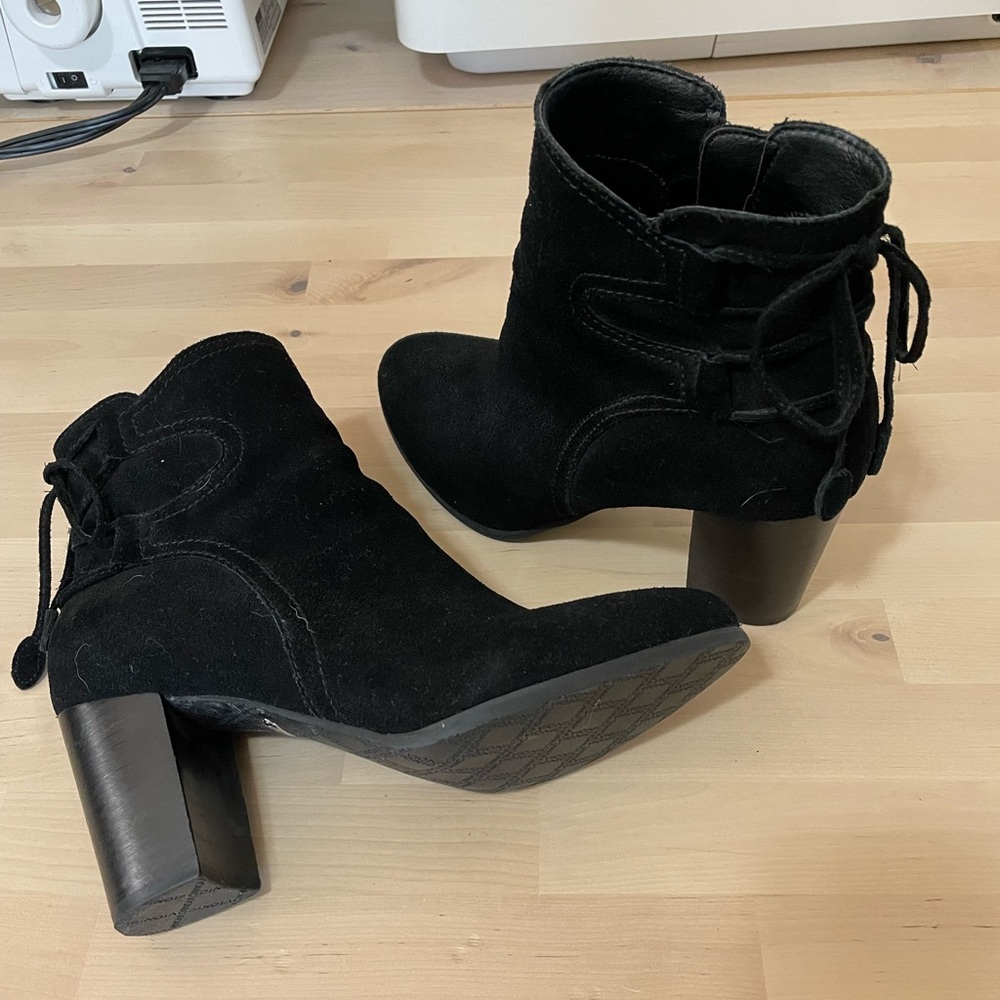 EUC Vionic Ronnie Suede Booties